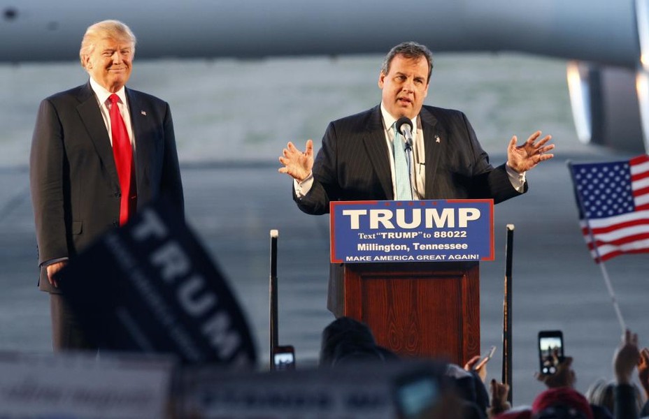 Thống đốc New Jersey Chris Christie lên tiếng ủng hộ  ứng viên tổng thống Mỹ thuộc đảng Cộng hòa Donald Trump trong cuộc họp báo ở sân bay tại Millington, Tennessee.